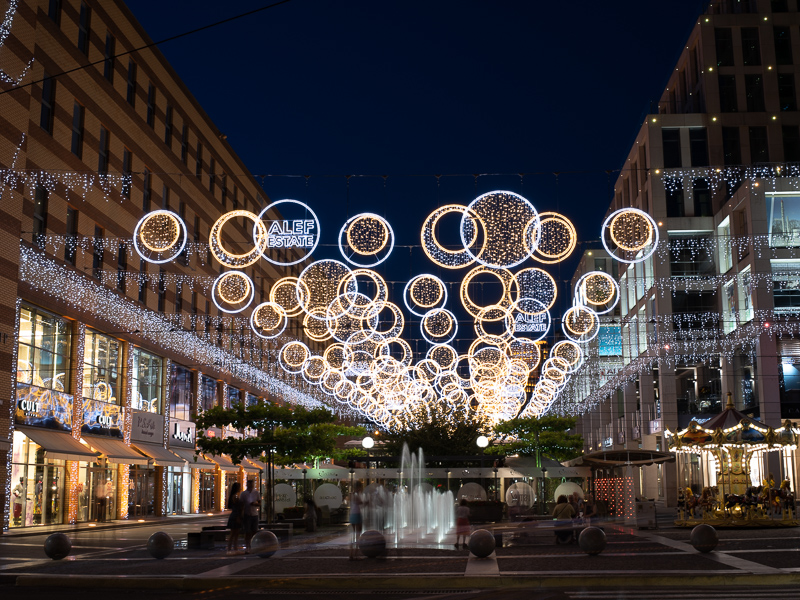 Überspannung-Lichtmotive in einer Innenstadt – MK Illumination, Design für Sicherheit und Atmosphäre.